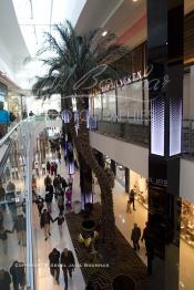 Image du Maroc Professionnelle de  Des visiteurs flânent et découvrent le nouveau grand centre commercial de Casablanca "Morocco Mega Mall", le plus grand centre commercial d'Afrique avec 200.000 m² de surface au sol située sur le Boulevard de la Corniche Boulevard de L'Océan Ain Diab, à Casablanca, Vendredi 16 Décembre 2011. (Photo / Abdeljalil Bounhar)

